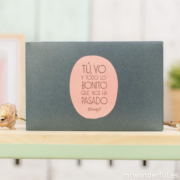 Regálale un álbum de fotos con momentos destacados de su amistad